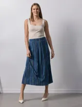 Falda midi plisada de satén con rayas verticales azules y pretina elástica.