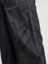 Pantalón de lino color beige con bordado artesanal de líneas onduladas en color marrón.