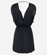 Vestido corto de playa color negro, confeccionado en crepé, con escote delantero y trasero, fruncido con lazo en los hombros y sin estampa.