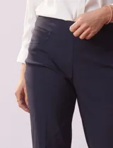 Pantalón azul marino de gabardina elastizada, corte recto, con bolsillos simulados en la parte delantera y bolsillos aplicados en la parte trasera.