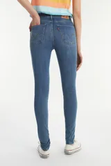 Jean skinny de tiro alto color azul medio, marca Levi's, modelo 721.
