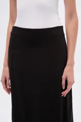 Falda larga de viscosa con estampado abstracto en tonos negros, grises y beige.