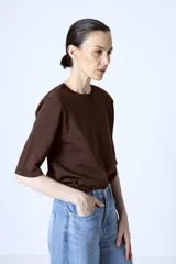 Camiseta negra de mangas cortas y cuello redondo.