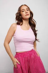 Musculosa corta de algodón color rosa claro, con cuello redondo y sisas anchas.