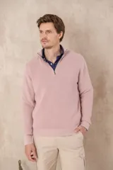 Sweater azul de algodón pigmentado con medio cierre y cuello alto.