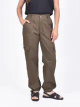 Pantalón cargo de mujer color verde militar, tiro alto, con bolsillos laterales y puños ajustables con cordón.