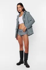 Blazer verde con estampado pata de gallo, de corte oversize, con solapas y hombreras.