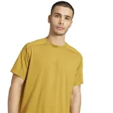 Remera de hombre color mostaza, de corte clásico, cuello redondo y mangas cortas. Confeccionada en tejido Adisoft suave y elástico, con tecnología CLIMACOOL y aberturas laterales.