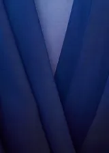 Blusa de mangas largas con cuello cruzado y diseño degradado en tonos celeste y azul.