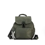 Mochila verde militar de nylon con tapa y broche metálico. Tiene apertura superior con cierre marinero, bolsillos internos, bolsillo con cierre metálico al frente y laterales. Incluye asas rígidas de mano y correas regulables para colgar en la espalda.