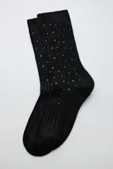 Calcetines altos negros con detalle de strass plateado.