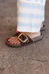 Sandalias de cuero con estampado de leopardo, plantilla anatómica y hebilla dorada.