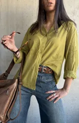 Camisa color verde oliva con bordado floral, de corte holgado y mangas 3/4.