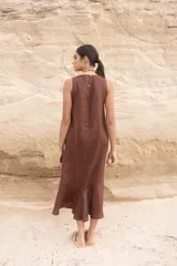 Vestido azul marino de lino, corte recto, sin mangas y largo midi con volado en el ruedo.