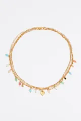 Collar dorado con tres cadenas de diferentes diseños, cristales y dijes de piedras de colores y un dije de corazón dorado.