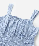 Vestido midi de tricolina con diseño de rayas celestes y blancas, escote cuadrado con lazo frontal, tirantes anchos y falda con volados escalonados.