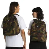 Mochila Vans Old Skool H2O con estampado de camuflaje en tonos marrones, verdes y negros. Tiene un compartimento principal con cierre, un bolsillo frontal con cierre y un asa de mano en la parte superior.