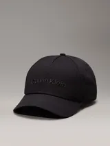 Gorra de béisbol negra con logo Calvin Klein bordado en el frente.