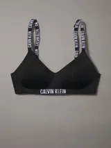 Conjunto Calvin Klein negro, compuesto por corpiño triangular de microfibra con tirantes ajustables y bombacha tipo bikini. Ambos con banda elástica con logo de la marca en color blanco.
