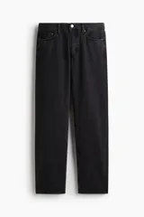 Pantalón de jean negro de corte recto y tiro medio, con cinco bolsillos y cierre de botón.