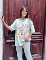 Remerón beige con estampado de texto "Summer" en rosa y dibujo de un trago.