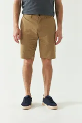 Bermuda de gabardina color marrón claro, con bolsillos laterales y traseros.