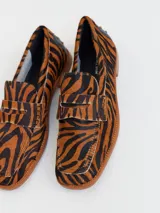 Mocasines con estampado animal print de tigre, confeccionados en cuero.