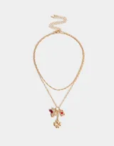 Set de 2 collares cortos dorados con dijes colgantes: cerezas rojas, oso dorado, naipe de corazón y trébol de cuatro hojas dorado.