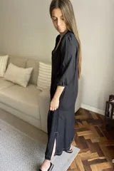 Vestido azul de lino, corte recto, largo midi, escote en V, manga corta, bolsillos laterales y tajos en los laterales.