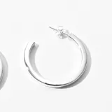 Par de aros tipo argolla gruesa de plata 925 con cierre a presión.