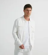 Camisa blanca de manga larga, confeccionada en terciopelo con cuello clásico y bolsillos frontales.