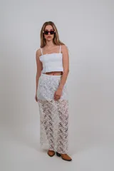 Falda larga de encaje blanco con cintura elastizada.