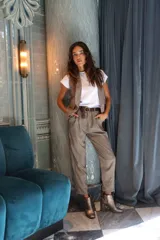 Pantalón largo con estampado pata de gallo en tonos marrones, con bolsillos laterales y pinzas. Incluye cinturón marrón.