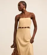 Vestido midi color beige de lino y viscosa, con breteles finos, corte recto y cinturón de cuerda.