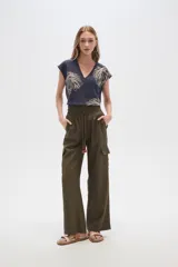 Pantalón cargo color beige de viscosa, tiro alto, corte recto y bolsillos laterales.