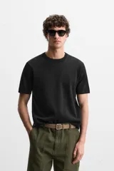 Camiseta celeste de punto con hilatura de mezcla de algodón, corte relaxed fit, cuello redondo, manga corta y acabados en rib.