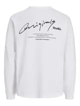 Camiseta blanca de manga larga y cuello redondo con estampa en la espalda con la frase "Originals Studio. The creative studio where we create new expressions daily. Designed to stay comfortable. To be worn every day. Creative Dept. Copenhagen".