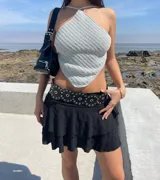 Minifalda blanca con cintura alta y volados.