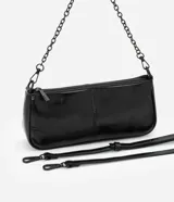 Cartera baguette pequeña color negro, de cuero sintético, con cierre de cremallera y asa de cadena desmontable.