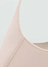 Bolso tipo hobo de cuero sintético negro con asa corta al hombro y cierre de cremallera.