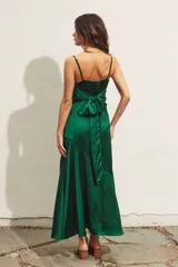 Vestido largo de satén color verde esmeralda, con breteles finos, escote en V y tajo lateral.