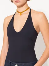 Top marrón con escote halter y espalda descubierta.