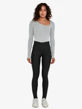 Pantalón skinny negro de tiro alto con textura encerada.