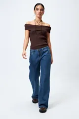 Pantalón de jean gris oscuro, de corte recto y tiro bajo.