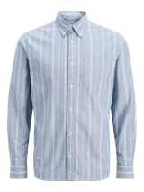 Camisa de vestir celeste a rayas verticales blancas, de manga larga y cuello abotonado. Corte slim fit.