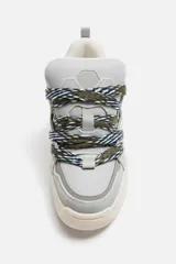 Zapatilla deportiva color beige, estilo skate. Capellada fabricada en combinación de piezas y materiales. Lengüeta acolchada. Detalle de cordones de cuerda. Tirador trasero para facilitar el calce. Suela con volumen y diseño irregular.