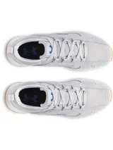 Championes urbanos Under Armour Street Mirage color gris claro, con detalles en gamuza y malla, logo de la marca en el lateral y suela blanca con detalles en color caramelo.