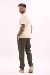 Pantalón de jogging color beige, de corte recto y tiro medio, con cintura elástica ajustable con cordón.