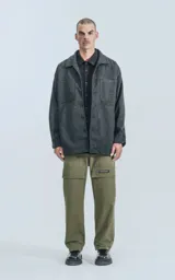 Chaqueta gris de paño con cuello clásico, cierre frontal con botones, bolsillos laterales y corte recto.