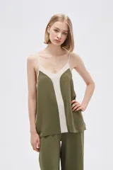 Musculosa de poliéster con breteles finos, diseño color block, corte holgado, escote en V y elástico en el ruedo.